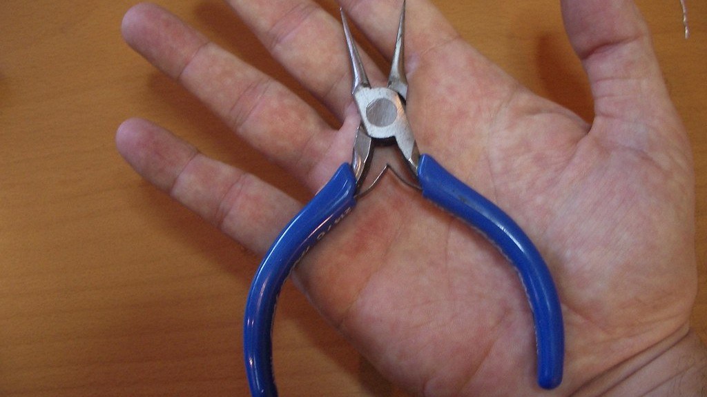 How to tension wire with pliers?