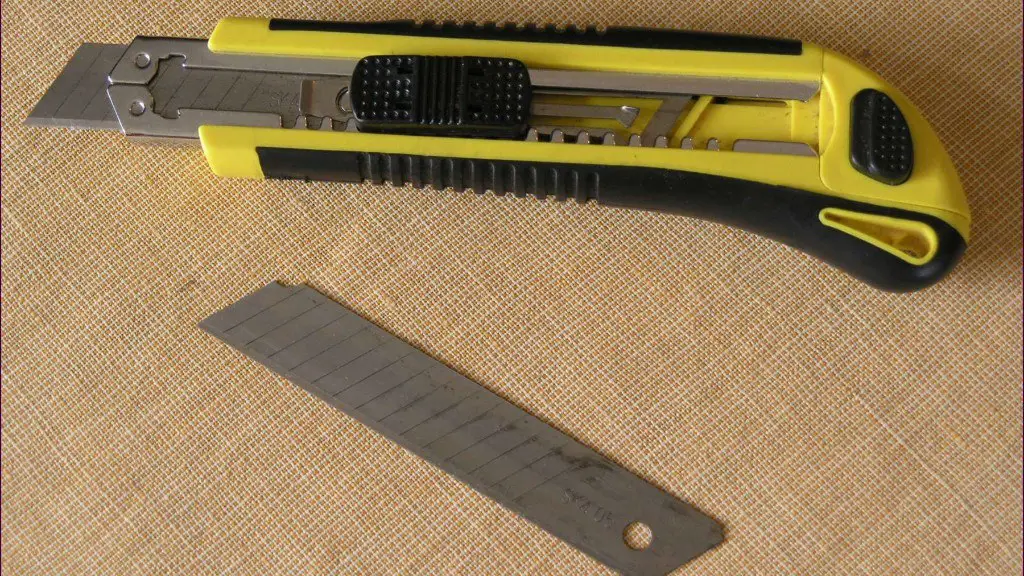 Can you cut vinyl siding with a utility knife?