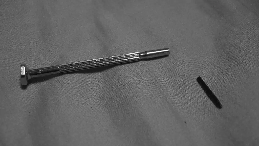 How to place the blade in a utility knife?