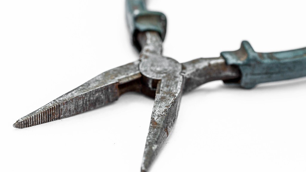 How to reassemble a utility knife?
