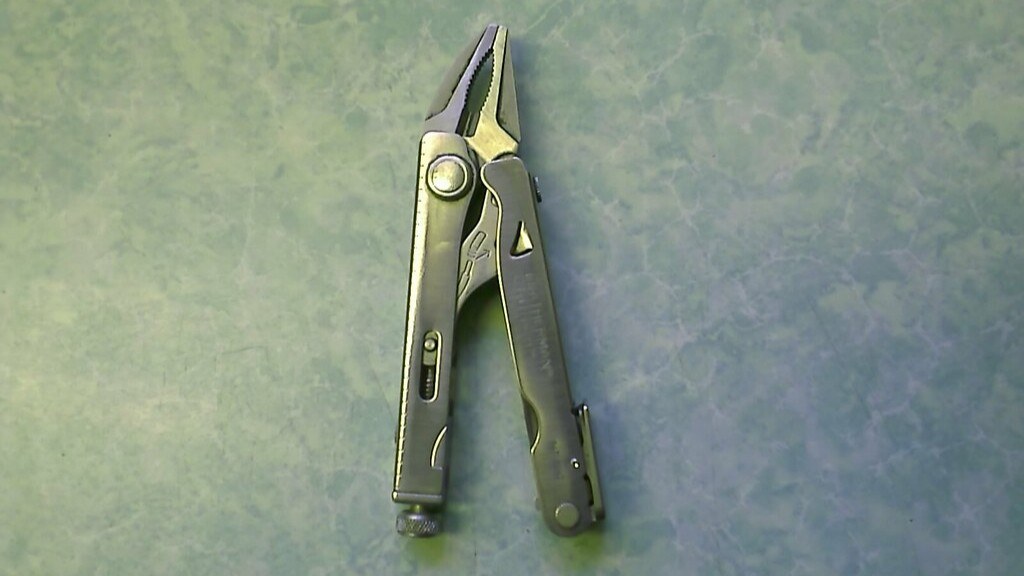 How to use harbor freight grommet pliers?