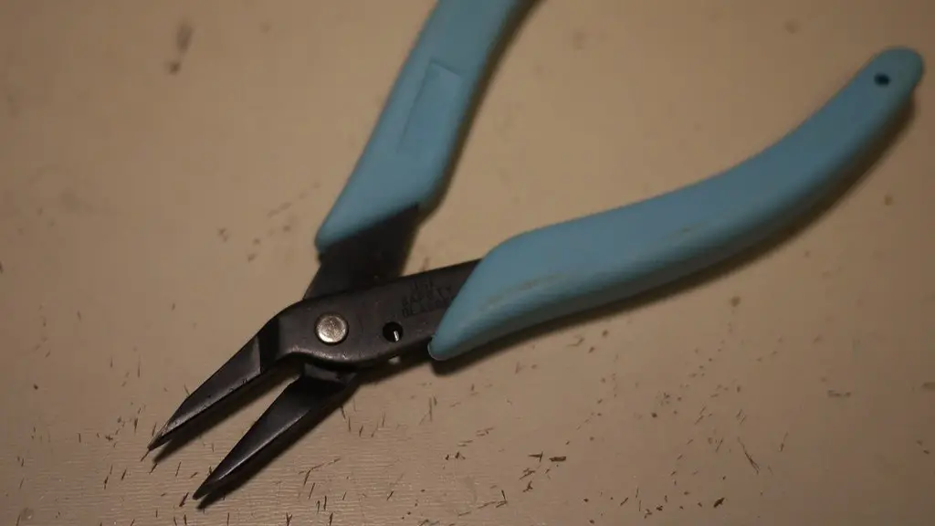 How to use rosary pliers?