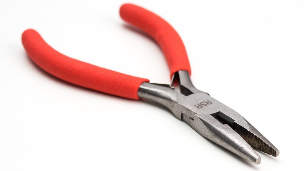 How to use nose pliers?