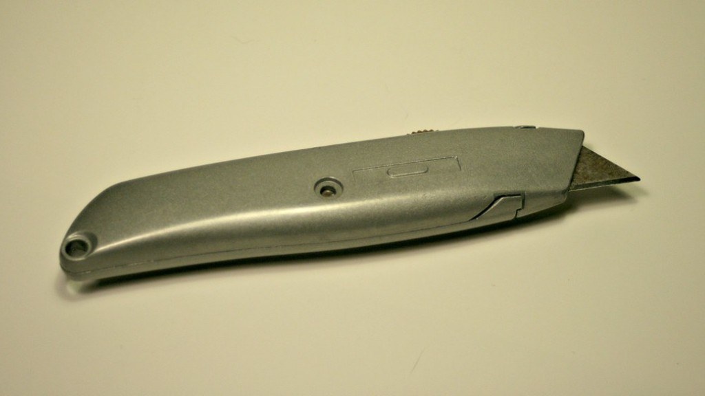 How to load stanley instant change utility knife?