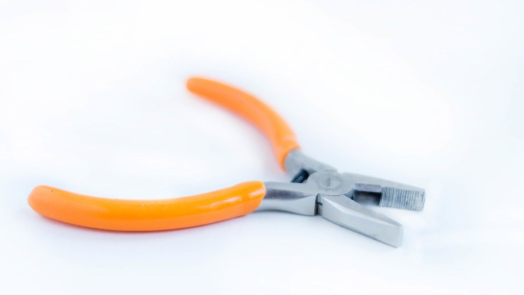 How to use nose pliers?