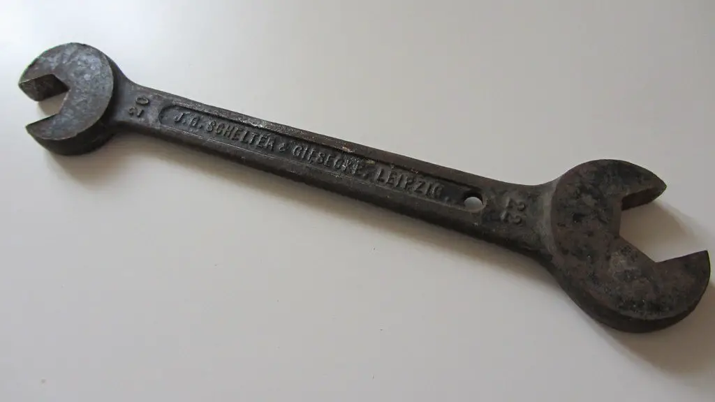 How to use spanner wrench?