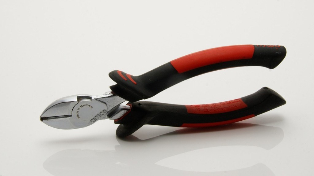 How to strip wire using pliers?