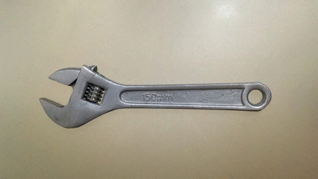 How does a spanner wrench work?
