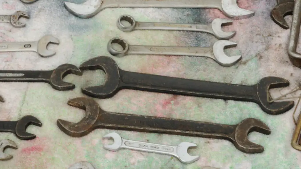 What does a spanner wrench look like?